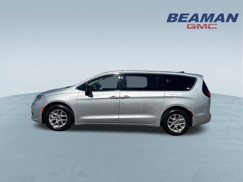 Used 2024 Chrysler Pacifica Touring-L FWD image 4