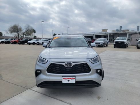 Used 2024 Toyota Highlander LE AWD/4WD image 2