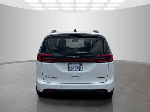 Certified 2025 Chrysler Pacifica Limited FWD image 6