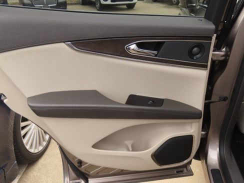 Used 2019 Lincoln Nautilus Reserve FWD image 18