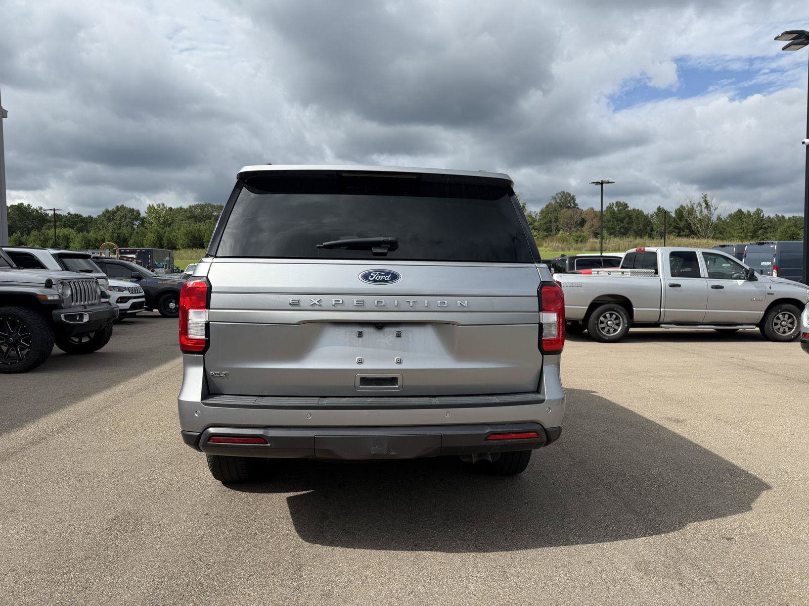 Used 2024 Ford Expedition XLT RWD image 5