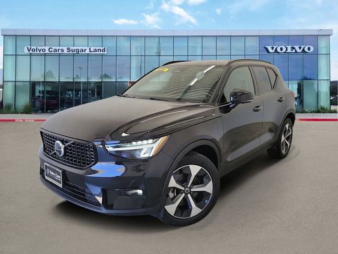 Used 2025 Volvo XC40 B5 Plus image 1