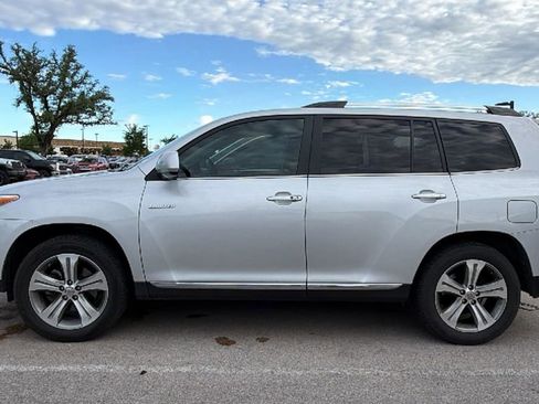 Used 2011 Toyota Highlander Limited w/ Tow Pkg image 4