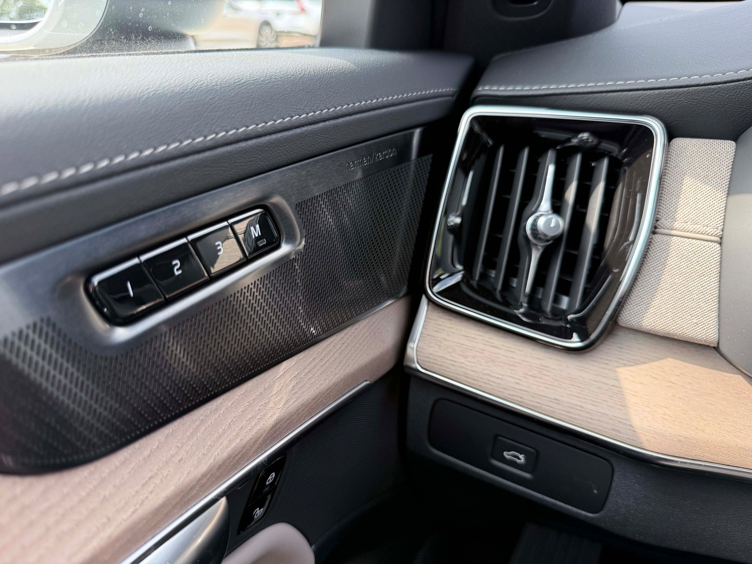 New 2026 Volvo XC90 B6 Plus w/ Protection Package Premier AWD/4WD image 21