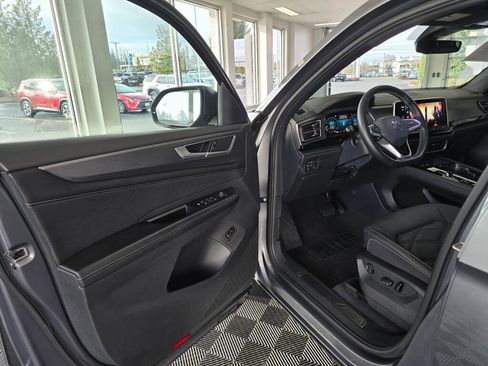 Used 2024 Volkswagen Atlas Cross Sport SE image 19