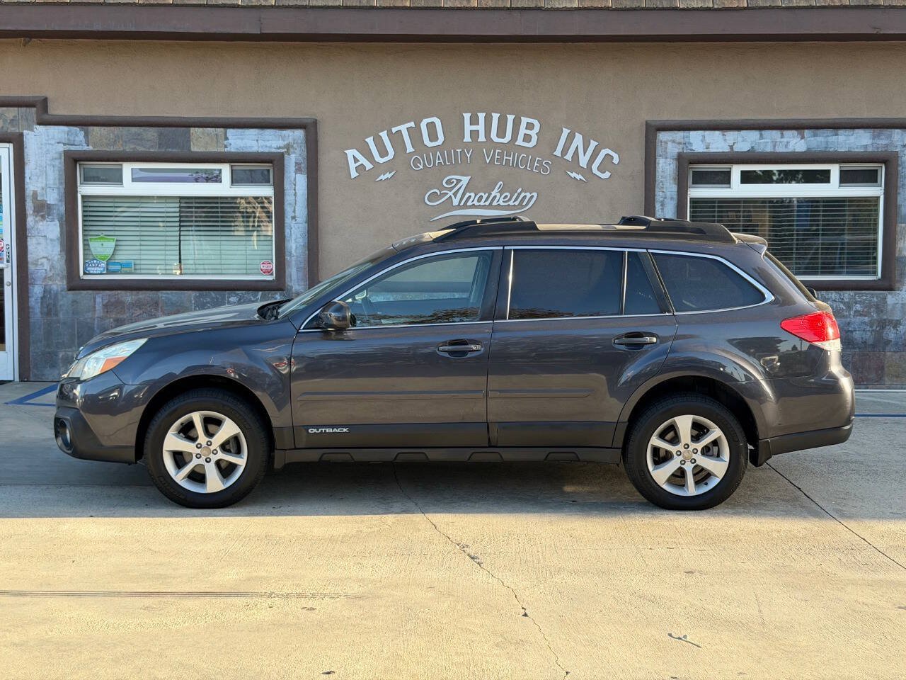 Used 2013 Subaru Outback 2.5i Premium AWD/4WD image 6