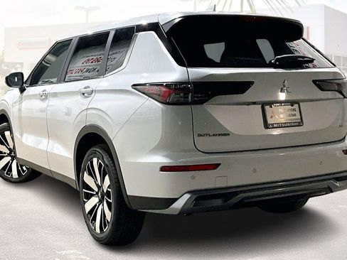 New 2026 Mitsubishi Outlander SE FWD image 3