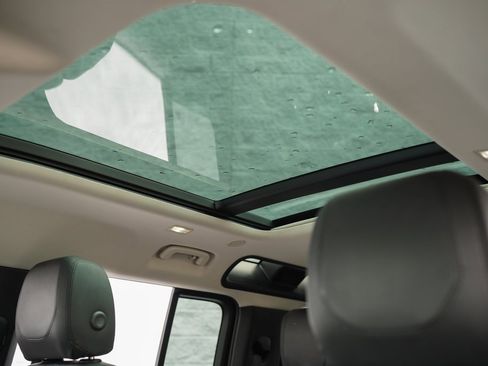 Used 2022 Land Rover Defender 110 SE image 31