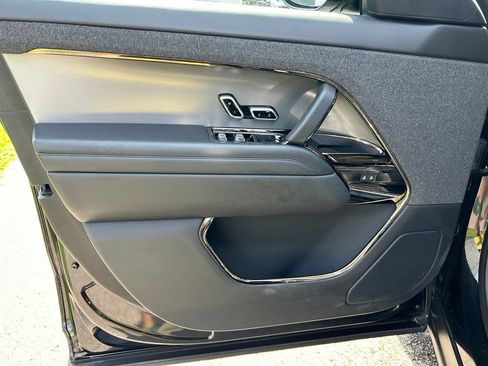 Used 2025 Land Rover Range Rover Sport SE AWD/4WD image 18
