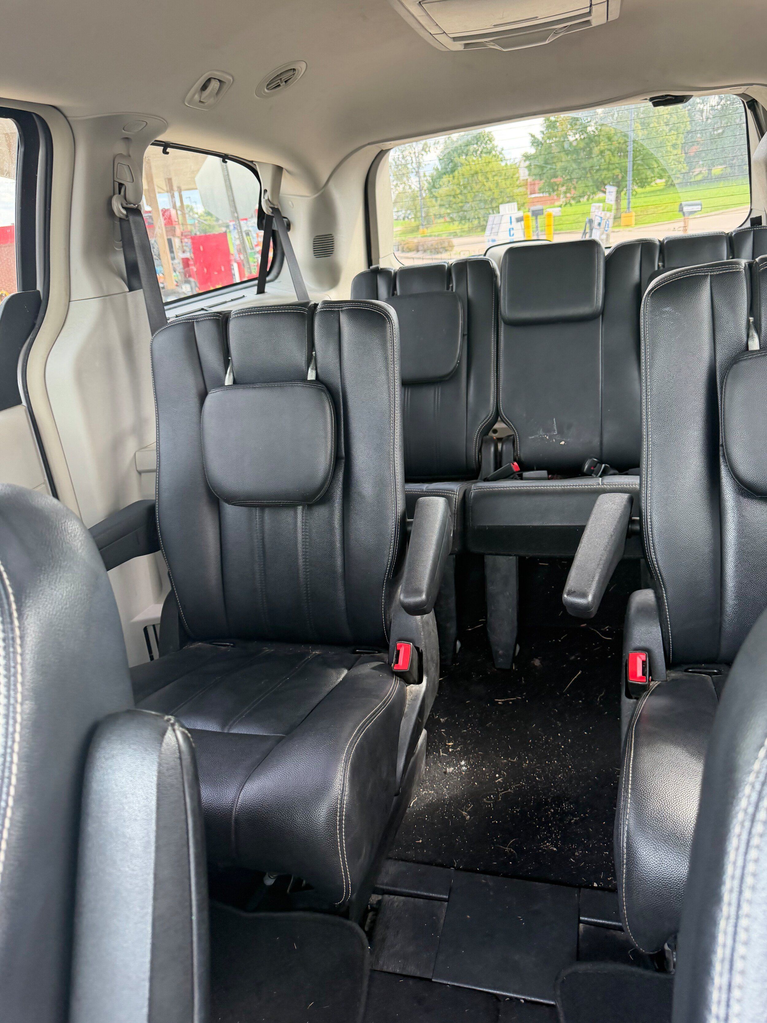 Used 2016 Chrysler Town & Country Touring w/ Driver Convenience Group FWD image 8
