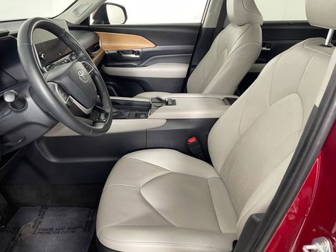 Used 2024 Toyota Grand Highlander FWD image 2