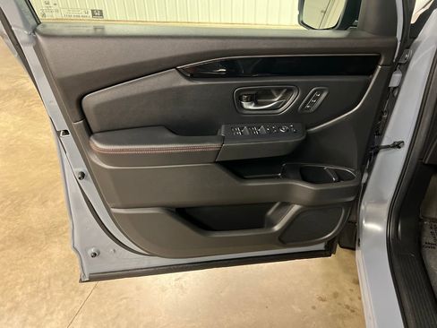 Used 2025 Honda Pilot TrailSport image 15