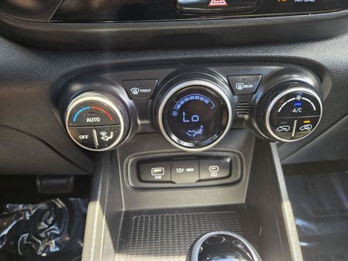 Used 2023 Hyundai Venue SEL FWD image 19