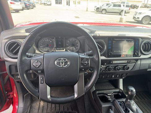 Used 2016 Toyota Tacoma TRD Off-Road AWD/4WD image 12