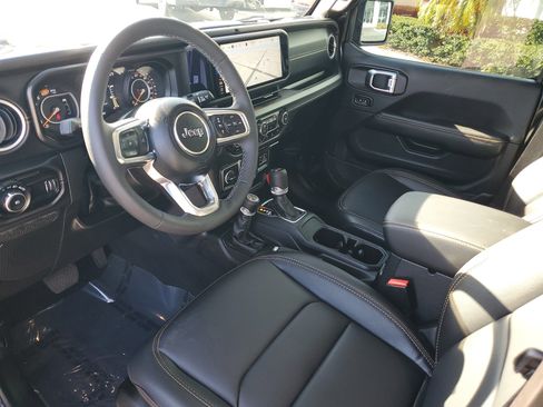 Used 2025 Jeep Wrangler Sahara image 21