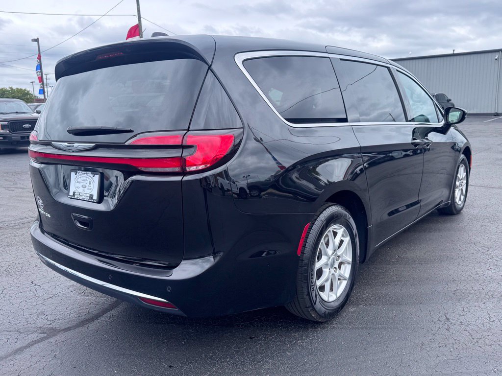 Used 2025 Chrysler Pacifica Select FWD image 3