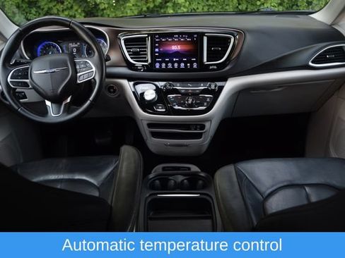 Used 2017 Chrysler Pacifica Touring-L FWD image 8