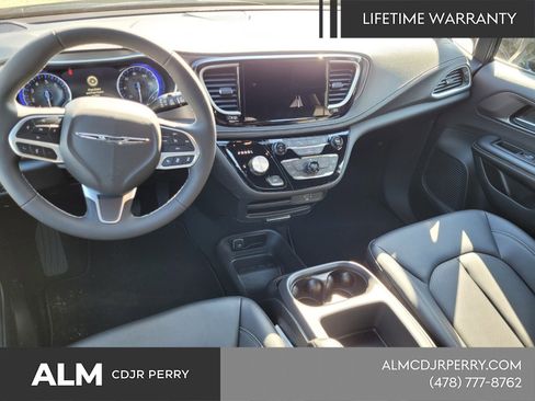 New 2026 Chrysler Pacifica Select image 10