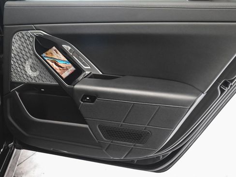 Used 2023 BMW i7 xDrive60 w/ Executive Package 2 image 18