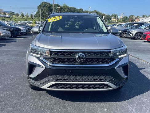 Used 2022 Volkswagen Taos SE FWD image 2