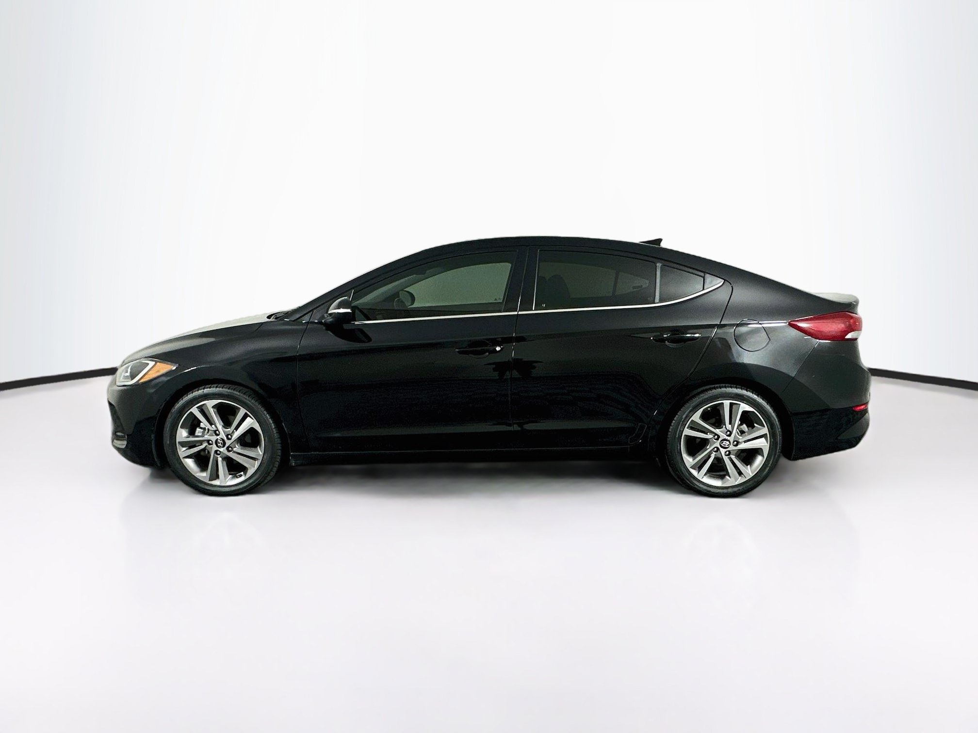 Used 2018 Hyundai Elantra Limited w/ Limited Ultimate Package 02 FWD image 4