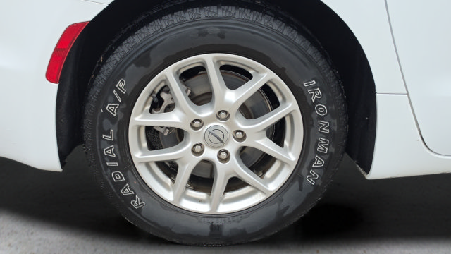 Used 2024 Chrysler Pacifica Touring-L FWD image 18
