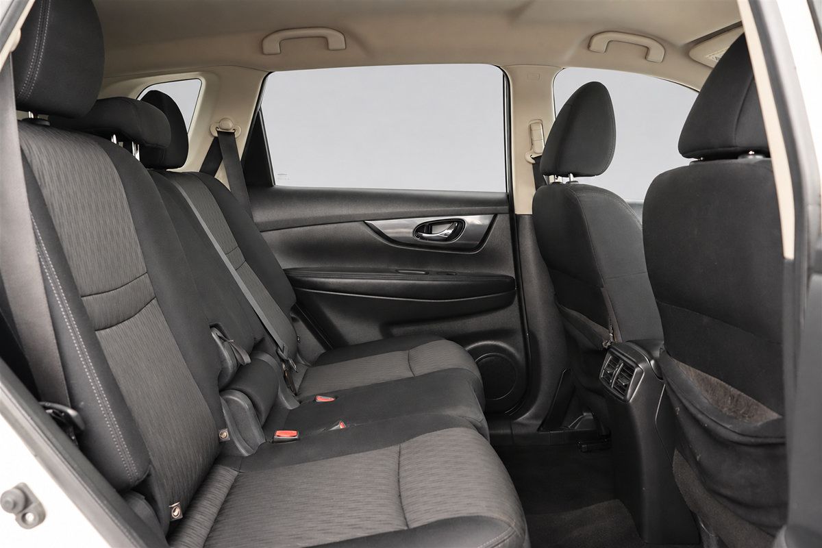Used 2017 Nissan Rogue SV FWD image 14