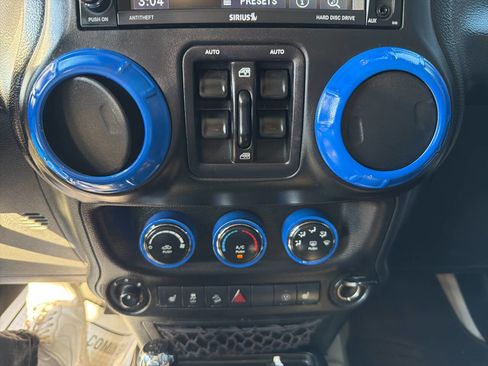 Used 2017 Jeep Wrangler Unlimited Rubicon w/ Connectivity Group image 29