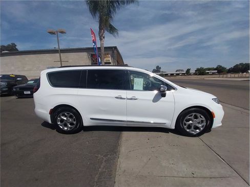 Used 2023 Chrysler Pacifica Limited FWD image 4