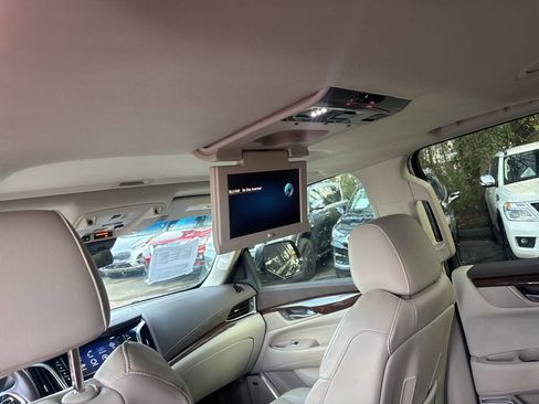 Used 2017 Cadillac Escalade ESV Premium Luxury image 15