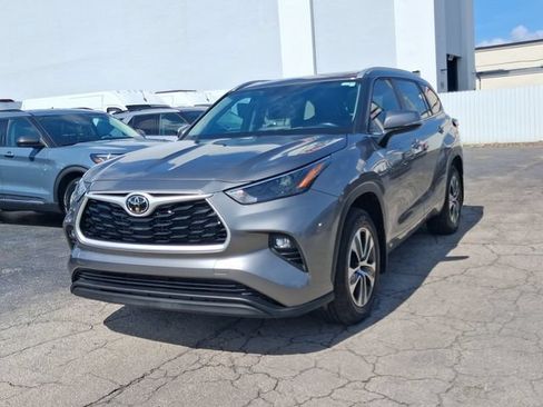Used 2026 Toyota Highlander XLE AWD/4WD image 2