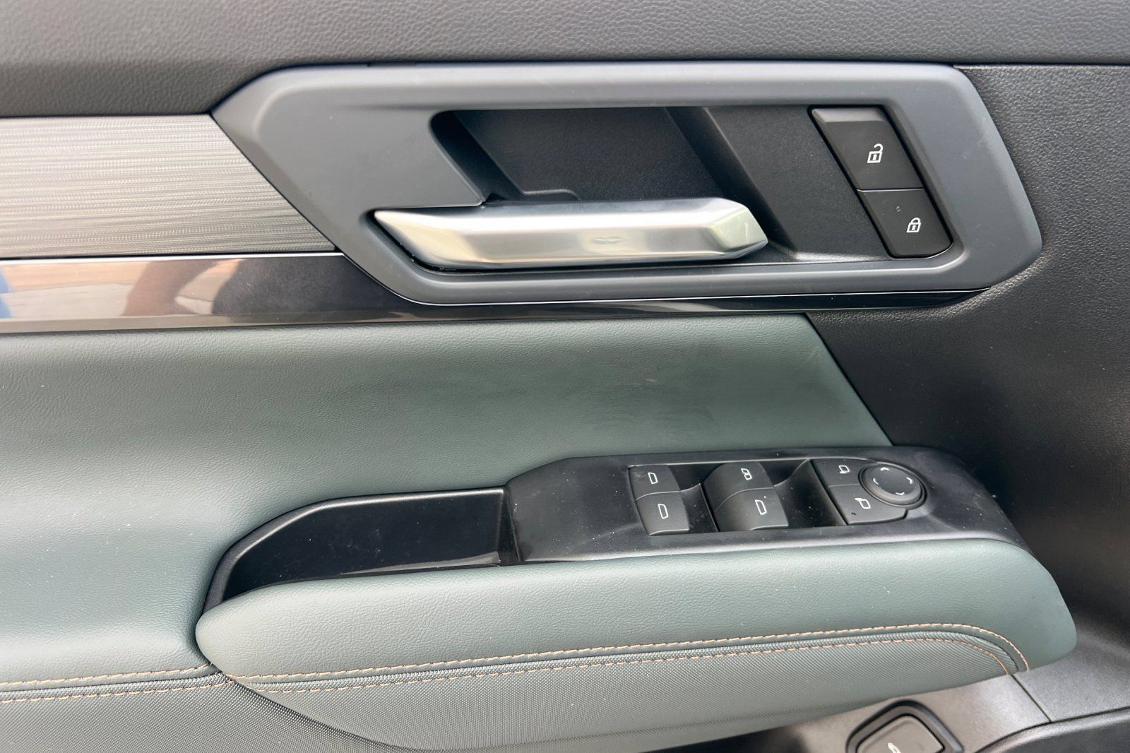 New 2027 GMC Terrain AT4 w/ Technology Package II AWD/4WD image 8