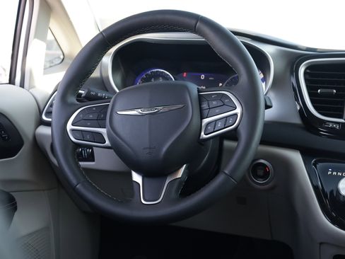 Used 2024 Chrysler Pacifica Touring-L image 7