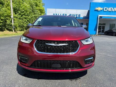 Used 2023 Chrysler Pacifica Limited AWD/4WD image 14