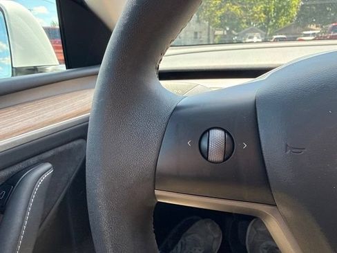 Used 2024 Tesla Model Y Long Range AWD/4WD image 24