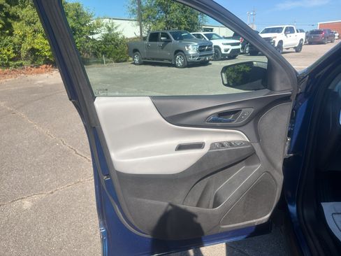Used 2022 Chevrolet Equinox LS FWD image 9