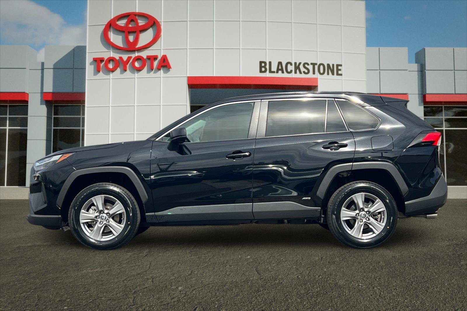 Certified 2023 Toyota RAV4 LE AWD/4WD image 6