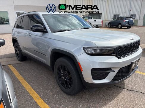 Used 2024 Jeep Grand Cherokee Altitude image 2