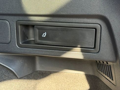 Used 2018 Volkswagen Tiguan SE AWD/4WD image 13