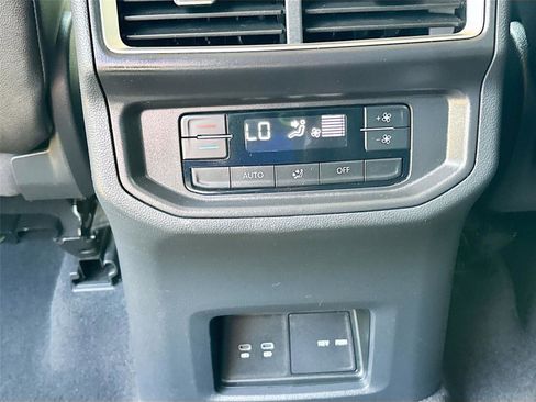 Used 2025 Volkswagen Atlas SE image 25