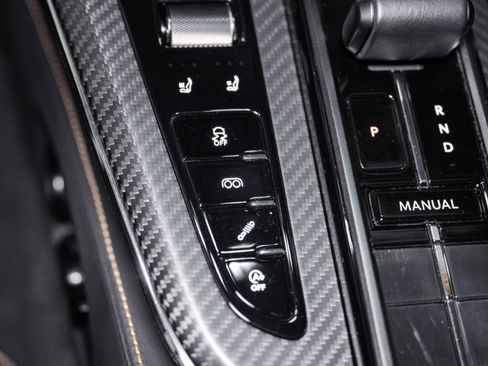 Used 2025 Aston Martin V8 Vantage Coupe image 34