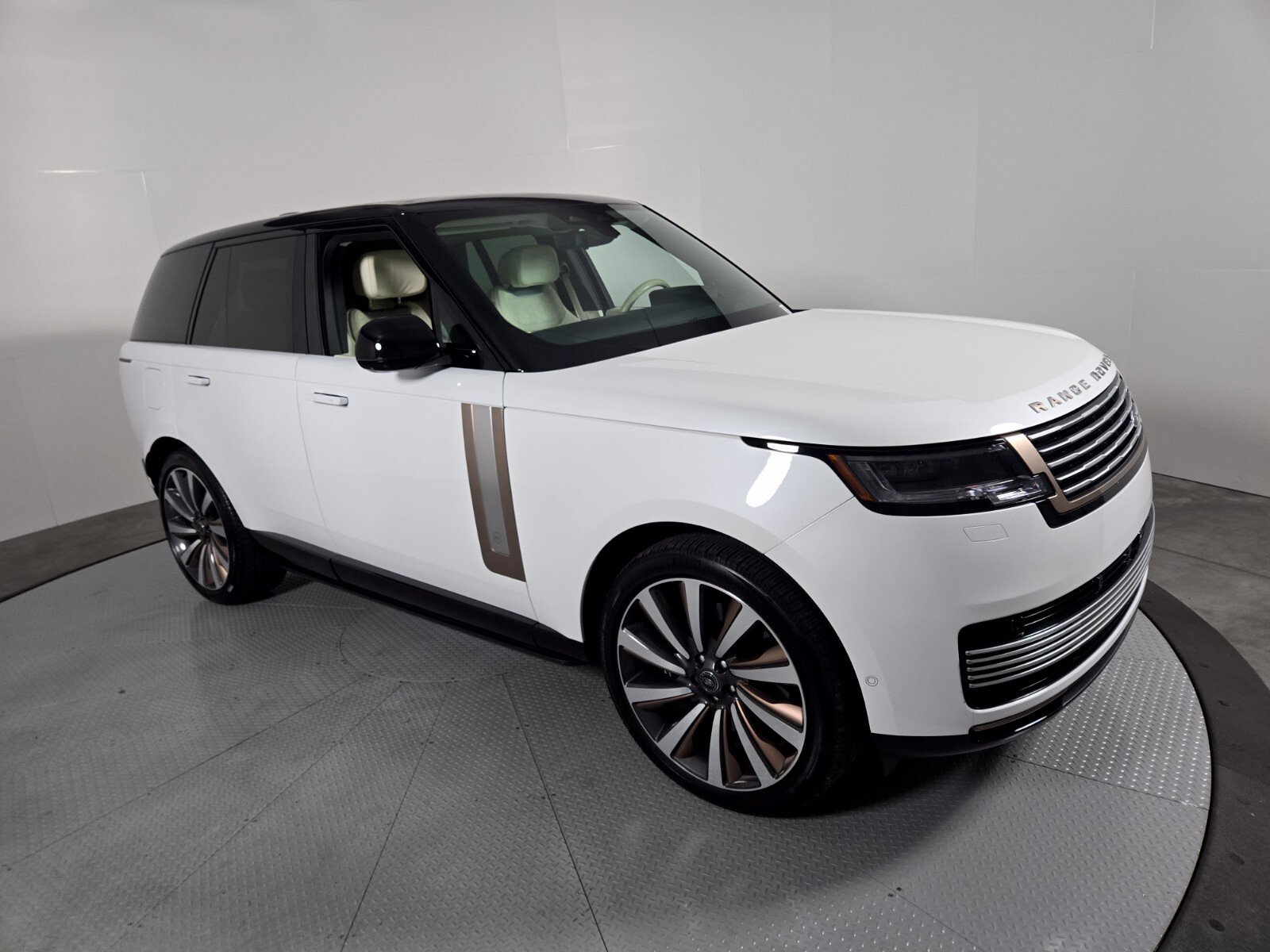 Used 2025 Land Rover Range Rover SV AWD/4WD image 16