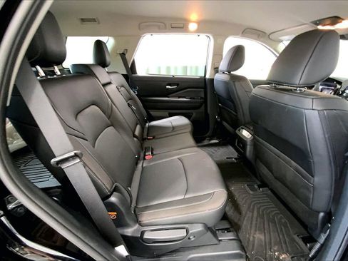Used 2025 Nissan Pathfinder SL FWD image 25