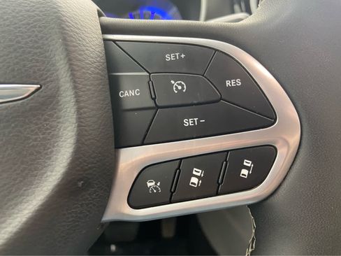 Used 2024 Chrysler Pacifica Touring-L FWD image 24