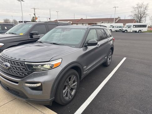 Used 2022 Ford Explorer XLT w/ Equipment Group 202A image 2