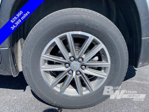 Used 2023 Chevrolet Traverse LT FWD image 16