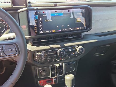Used 2025 Jeep Gladiator Sport AWD/4WD image 24