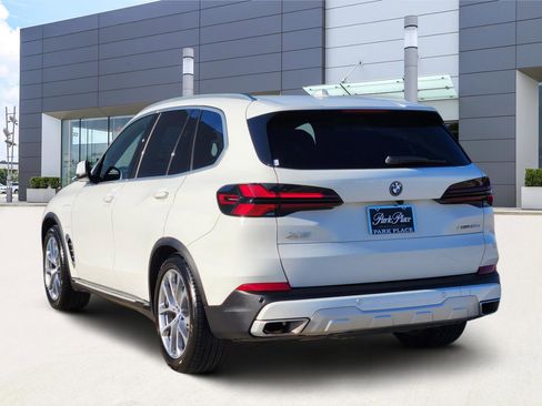 Used 2025 BMW X5 xDrive50e image 4