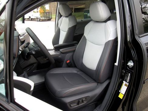 Used 2023 Toyota Sienna XSE image 18