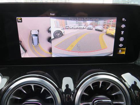 Used 2022 Mercedes-Benz EQB 350 4MATIC image 18